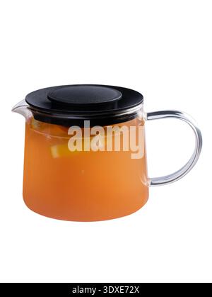 Théière en verre remplie de thé à l'orange et de tranches de citron. Isolé sur fond blanc. Banque D'Images