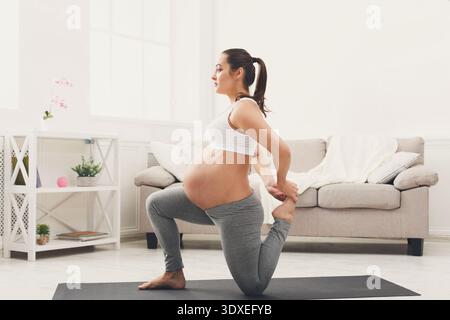 Collage d'une femme enceinte faisant du yoga dans un cadre familial, en se concentrant sur la santé et le fitness Banque D'Images