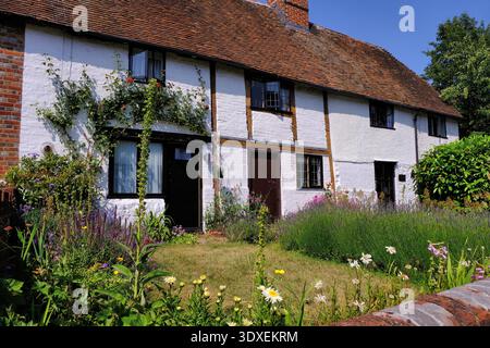 East Malling : rangée de cottages à colombages avec fenêtres au plomb et jardins colorés à East Malling, Kent, Angleterre, Royaume-Uni Banque D'Images