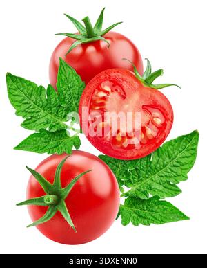 La tomate fraîche isolée flotte dans l'air. Tomate légume tombante et feuilles de tomate isolées sur fond blanc avec chemin de découpage. Banque D'Images