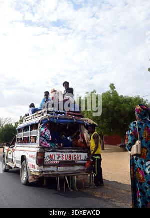 Hommes sénégalais sur une camionnette Mitsubishi dans le centre du Sénégal. Banque D'Images