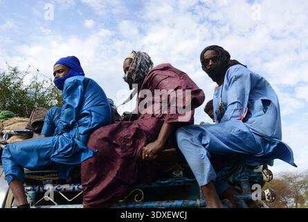 Hommes sénégalais sur une camionnette Mitsubishi dans le centre du Sénégal. Banque D'Images