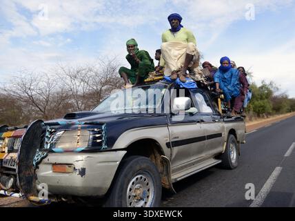 Hommes sénégalais sur une camionnette Mitsubishi dans le centre du Sénégal. Banque D'Images