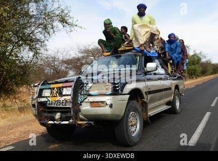 Hommes sénégalais sur une camionnette Mitsubishi dans le centre du Sénégal. Banque D'Images