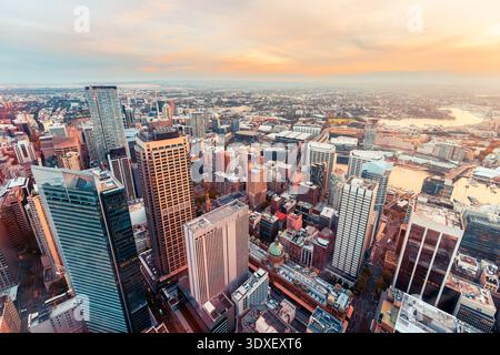 Paysage urbain panoramique aérien de Sydney mêlant gratte-ciel modernes et monuments historiques à l'heure dorée Banque D'Images