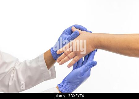Main gonflée d'une allergie aux piqûres d'insectes. Soins allergiques à la peau. Banque D'Images