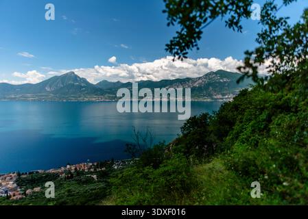 Vue sur le lac garda algo eau avec montagnes côtes du lac garda paysage du lac garda avec des montagnes et la nature près de Torri del Benaco près du lac Ga Banque D'Images