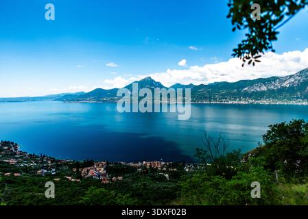 Vue sur le lac garda algo eau avec montagnes côtes du lac garda paysage du lac garda avec des montagnes et la nature près de Torri del Benaco près du lac Ga Banque D'Images