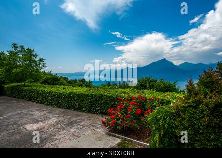 Vue sur le lac garda algo eau avec montagnes côtes du lac garda paysage du lac garda avec des montagnes et la nature près de Torri del Benaco près du lac Ga Banque D'Images