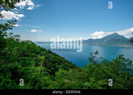Vue sur le lac garda algo eau avec montagnes côtes du lac garda paysage du lac garda avec des montagnes et la nature près de Torri del Benaco près du lac Ga Banque D'Images