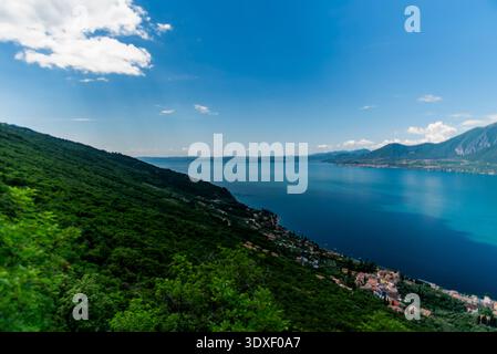 Vue sur le lac garda algo eau avec montagnes côtes du lac garda paysage du lac garda avec des montagnes et la nature près de Torri del Benaco près du lac Ga Banque D'Images