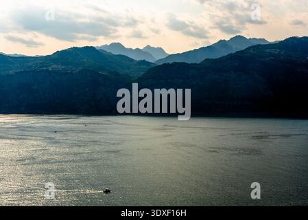 Vue sur le lac garda algo eau avec montagnes côtes du lac garda paysage du lac garda avec des montagnes et la nature près de Torri del Benaco près du lac Ga Banque D'Images