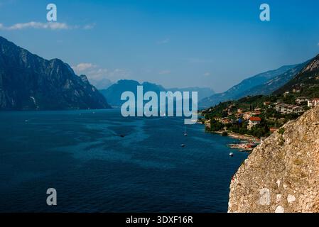 Vue sur le lac garda algo eau avec montagnes côtes du lac garda paysage du lac garda avec des montagnes et la nature près de Torri del Benaco près du lac Ga Banque D'Images