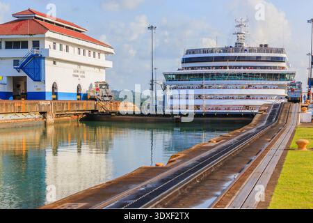 Canal de Panama, Panama. Holland America Line Ship entre dans les écluses du lac Gatun. Amérique centrale. Banque D'Images