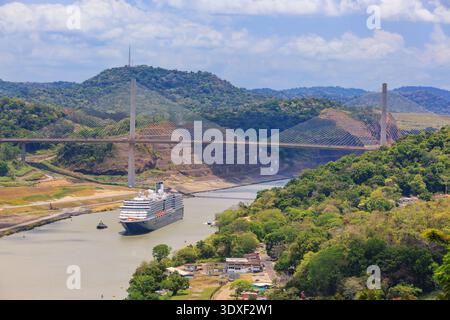 Canal de Panama, Panama. Bateau de croisière naviguant vers les écluses de Pedro Miguel et l'océan Pacifique. Le pont du Centenaire en arrière-plan. Banque D'Images