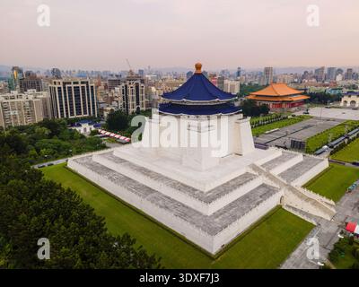 Vue arrière angulaire aérienne du Chiang Kai-Shek Memorial Hall à Taipei, Taïwan, avec le parc environnant et l'horizon dense de la ville de Taipei Banque D'Images