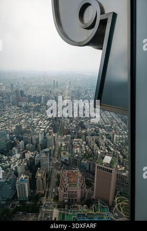 Vue panoramique depuis le pont d'observation de Taipei 101 surplombant la ligne d'horizon dense de Taipei, Taiwan, avec des gratte-ciel modernes, des rues urbaines Banque D'Images