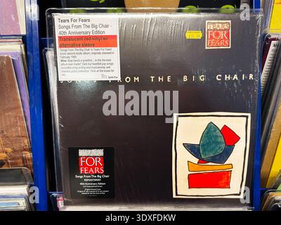 Manchester, Royaume-Uni - 22 février 2026 : vinyle scellé du 40e anniversaire de Tears for Fears chansons de l'album pop synthé Big chair exposé. Banque D'Images