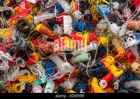 Déchets d'imprimantes 3D. Filament plastique caca. Vue de dessus. Banque D'Images