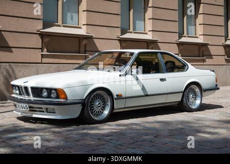 TURKU, FINLANDE - 13 JUIN 2015 : gros plan de la voiture blanche de la BMW Sixth Series (E24) par une journée ensoleillée Banque D'Images