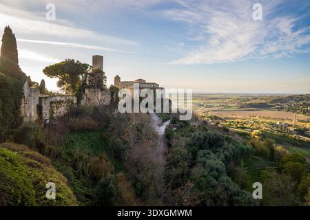 Une superbe vue panoramique sur le coucher du soleil de l'église romane de Santa Maria in Castello in Tarquinia. L'image capture l'ancienne fortificati médiévale Banque D'Images