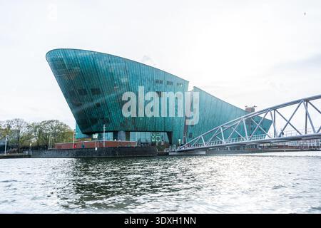 Amsterdam, pays-Bas - 28 octobre 2025 : architecture moderne Nemo Science Museum conçu en forme de navire par l'architecte Renzo Piano à Amsterdam Banque D'Images