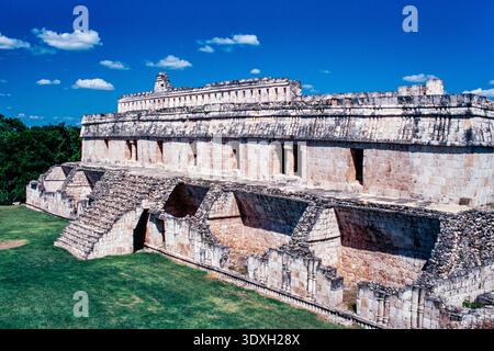 El Palacio (bâtiment 2C2) sur le site archéologique de Kabah, Yucatan, Mexique, en octobre 1998 Banque D'Images