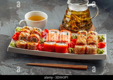 Assortiment de rouleaux de sushi avec service à thé Banque D'Images