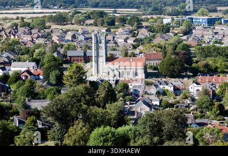 Vue aérienne de l'église Sainte-Marie, Carisbrooke, prise depuis le mur-rideau du château de Carisbrook, sur l'île de White Banque D'Images