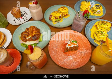œufs brouillés moelleux accompagnés d'un jus de céleri et de pomme verte détox, et d'un shake aux protéines de chocolat dans un shaker à cocktail en acier inoxydable Banque D'Images