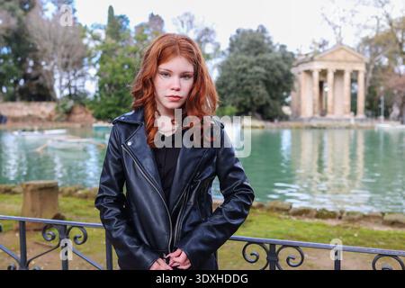 Jeune femme posant près d'un temple historique et de l'eau à Rome. Portrait du style de vie urbain européen. Banque D'Images