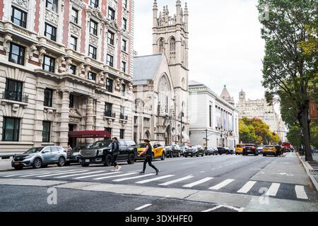 New York, USA - 25 octobre 2025 : Street view à Manhattan, New York City, montrant la vie urbaine. Banque D'Images
