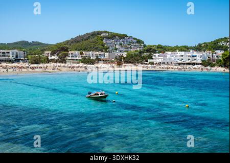 Plage de Cala Llonga lors d'une journée de vacances d'été à Ibiza, Espagne Banque D'Images