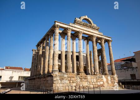 Temple romain de Diane à Mérida, Badajoz, Estrémadure, Espagne, avec ses colonnes corinthiennes Banque D'Images