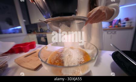 Tamiser la poudre fine améliore considérablement la consistance des aliments Banque D'Images