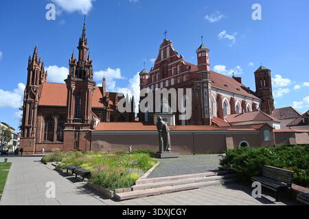 Vilnius, Lituanie - 22 juillet 2024 : Église d'Anne et Église des Saints François d'assise et Bernardine à Vilnius. Banque D'Images