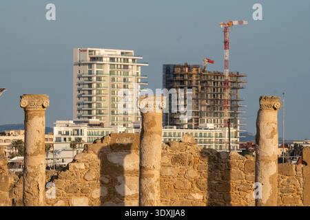 Architecture ancienne et nouvelle. De nouveaux blocs modernes de tour Soho sont vus derrière d'anciennes colonnes romaines dans le parc archéologique de Pafos, Pafos, Chypre. Banque D'Images