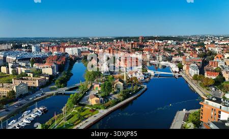 Panorama aérien de la vieille ville historique de Gdansk et de la rivière Motlawa, Pologne Banque D'Images