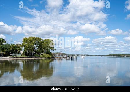 Vue panoramique sur les eaux calmes de Tin Can Bay Inlet, Queensland Australie Banque D'Images