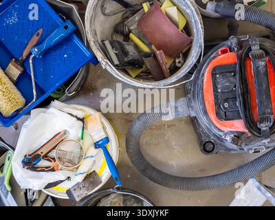Moscou, Russie - 7 décembre 2025 : vue ci-dessus de divers outils et dispositifs de construction sur plancher de béton lors de la rénovation de l'appartement Banque D'Images