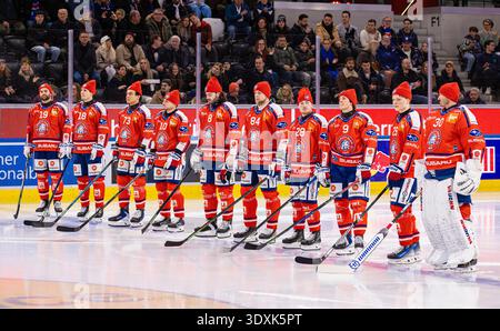 Zurich, Suisse, 29 novembre 2025 : les joueurs des ZSC Lions en maillots de charité et casquettes rouges sur la patinoire. (Photo de Jonas Philippe/dieBildmanuf Banque D'Images
