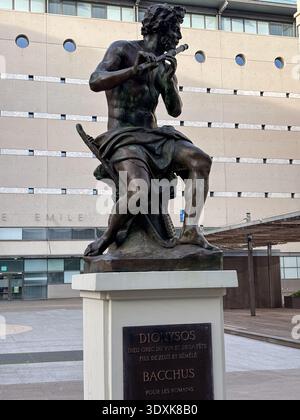 Dionysos (Dieu grec du vin et des réjouissances) / Bacchus (équivalent romain) statue en bronze sur piédestal. Art public à Montpellier, France. Banque D'Images