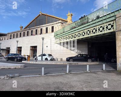 Gare Marseille Saint-Charles, Gare de Marseille Saint-Charles. Terminal de bus moderne intégré et façade extérieure du hub ferroviaire historique à Marseille Banque D'Images