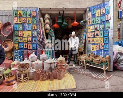 Marché Noailles, marché Noailles. Marseille, France. Présentoir avec paniers tissés, chapeaux de paille et plaques en céramique colorées illustrées Banque D'Images