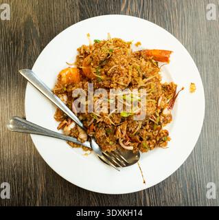 Riz frit de style chinois avec mélange de fruits de mer Banque D'Images