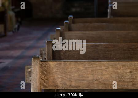 Rangées de bancs dans une vieille église du Sussex Banque D'Images