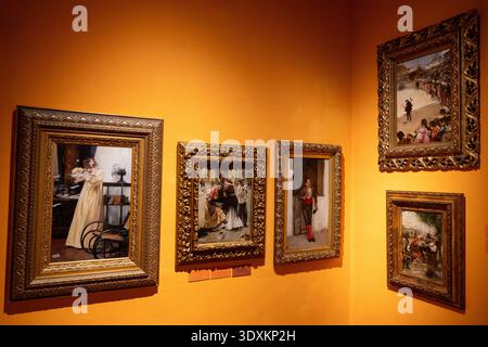 Sevilla, Espagne - 3 Déc 23 : exposition d'horloges antiques ornées et de garde-temps dorés à Casa Fabiola, donation Mariano Bellver à Séville, Andalousie, Spa Banque D'Images