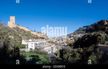 Vue panoramique de Cazorla avec des maisons blanches et un château perché au-dessus de la vallée, province de Jaen, Andalousie, Espagne. Banque D'Images
