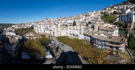 Vue panoramique sur une place de la ville et des maisons blanches à flanc de colline avec une décoration de sapin de Noël à Cazorla, Jaen, Andalousie, Espagne. Banque D'Images