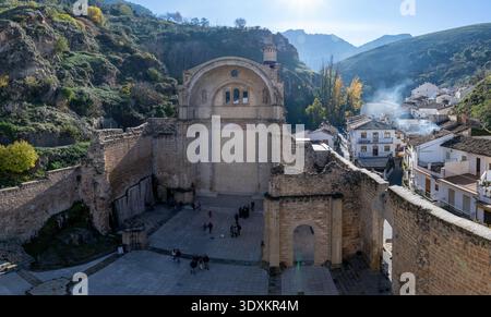 Jaen, Espagne 10 décembre 23 : vue panoramique surélevée sur les Ruinas de Santa Maria et les maisons blanches environnantes à Cazorla, province de Jaen, Andalousie, Espagne. Banque D'Images